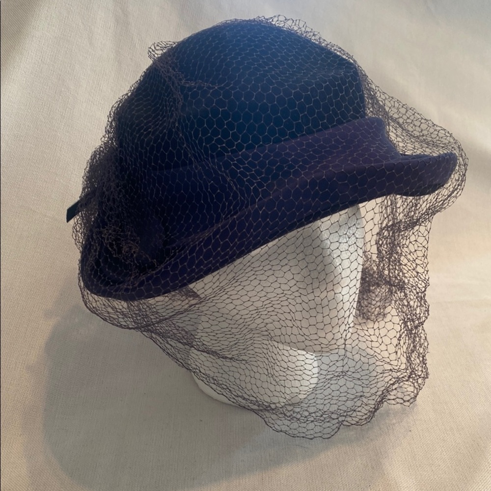 Vintage Navy Blue 40s Felt and Silk Hat with Elegant Mesh Veil and Bow Details